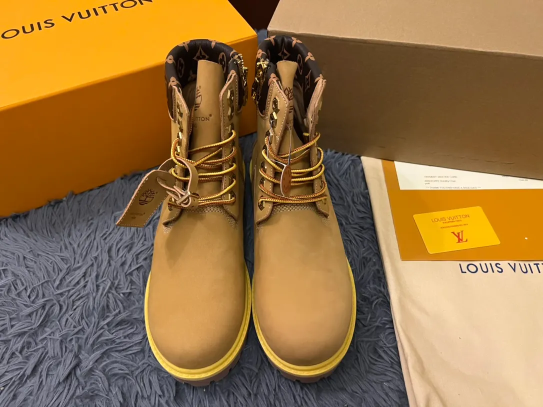 👟👟Ex-factory price 680👟👟 Men's size +10 LV x Timberland Louis Vuitton "Luxury Western" has been initially constructed, and the last link is the "shoes" that can make the style complete and communicative, so the "Shoe King of the Year" came into being. A major collaboration of the season, in a short video of only a few seconds, Fei Dong lifted the legs of his jeans to reveal a pair of classic Timberland rhubarb boots with the LV logo printed on the tongue. He then folded the tongue to reveal the Monogram logo printed on the inside. Size: 35-46